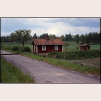 959 Målserum den 30 maj 1968. Landsvägen är den gamla infartsvägen till Västervik, här ersatt av en viadukt till vänster utanför bilden. Foto: Jöran Johansson. 