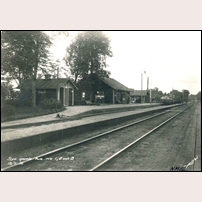 Sya station den 18 juli 1916. Det gamla stationshuset döljer förmodligen det nya som är under uppförande till vänster om godsvagnarna. Bild från Sveriges Järnvägsmuseum. Foto: Carlstén. 