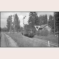 HKJ lok nr 2 med persontåg bestående av en liten finka och en tvåaxlig personvagn anländer till Norraryd station från Kvarnamåla - Urshult den 1 augusti 1943. Det vänstra spåret går till Vislanda. Bild från Järnvägsmuseet. Foto: Sven Nygren. 