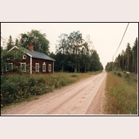 741-742 Bötåberget den 11 augusti 1987. Stugan ligger i rena "tassemarkerna"; området mellan Brintbodarne och Malung är mycket glest bebott. Banvallen är utlagd till landsväg så gott som hela sträckan. Foto: Jöran Johansson. 