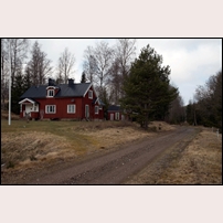 Högelian hållplats den 24 april 2012. En ingång har försvunnit men i övrigt är huset tämligen orört. Foto: Roy Mårtensson. 