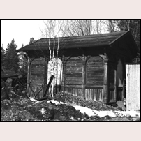 Bodarsjöns grusgrop var en gång hemvist för denna fina lilla byggnad. Den flyttades därefter till Överhogdals grusgrop där den här bilden togs den 13 april 1988. Senare såldes den och flyttades till en tomt i norra delen av Överhogdals samhälle, där den fortfarande (2016) finns kvar. Foto: Jöran Johansson. 