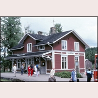 Lesjöfors station den 1 juli 1985. Längre norrut än hit går inte tåget, så passagerarna får fortsätta med buss till Mora. Foto: Bengt Gustavsson. 