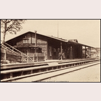 Liljeholmen station omkring 1866, äldsta stationshuset som var i bruk till 1910. Bild från Sveriges Järnvägsmuseum. Foto: Johannes Jaeger. 