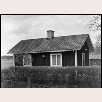 948 Blidstena med det gamla privatbanenumret 21 kvar. Bilden som kommer från Sveriges Järnvägsmuseum uppges vara tagen omkring 1970, men det kan inte stämma eftersom stugan ska ha flyttats från platsen redan 1964. Foto: Okänd. 