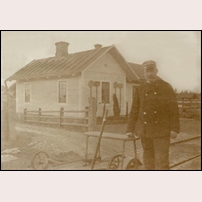 25a Liö med banmästare August Abrahamsson. Bilden är från ett privat vykort postat 1908. Foto: Okänd. 