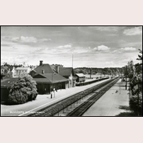 Huvudsta station troligen första hälften av 1940-talet. Banan elektrifierades 1946 så bilden kan inte vara tagen senare än 1945. Fotoriktning österut, mot Tomteboda. Bild från Järnvägsmuseet. Foto: Okänd. 