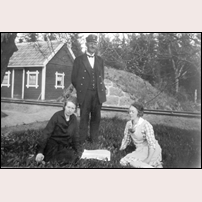 Hanefors banvaktsstuga okänt år. Banvakten Johan Adolf Rask med en av döttrarna och hennes kusin. Den här bilden, liksom de två följande, är bidrag från Lars-Olof Fast som är Johan Adolfs brors sonson. Foto: Okänd. 
