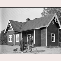 Kaffatorp station den 28 juli 1938 med platsvakten Selma Svensson (1903-1997) och lantbrevbäraren Ivar Malmgren (1906-1978). Bild från Kristianstads museum.

 Foto: Bröderna Persson, Staversvad. 