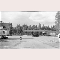 Rydbo station på 1940-talet med en ny stationspaviljong till höger. Webbplatsen media.rydbohistoria.se uppger att bussen till höger trafikerar linjen till Vaxholm vilken öppnades 1946. Kortet är postbefordrat 1949 varför man kan fastställa att bilden är tagen under tiden 1946 - 1949. Okänt vykort från Järnvägsmuseet. Foto: Okänd. 