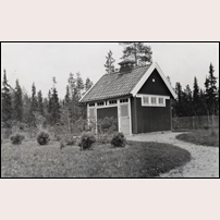 Vinlidsberg station omkring 1937. Bekvämlighetsinrättning för Män och Kvinnor. Bild från Järnvägsmuseet. Foto: Okänd. 