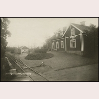 Jonsberg station omkring 1930. Fotografen var dotter till banvaktsparet Hammarlund som bodde i den intilliggande banvaktsstugan omkring sekelskiftet 1900. Okänt vykort på bild från Järnvägsmuseet. Foto: Hildur Hammarlund. 