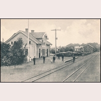 Holsljunga station på bild från Järnvägsmuseet. Bilden uppges vara tagen den 16 november 1899, men det kan knappast stämma. Det var nämligen den dagen som stationen öppnades för  trafik och det syns tydligt att stationen har varit i bruk åtskilliga år. Foto: Okänd. 