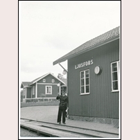 Ljusfors station med den f.d. banvaktsstugan i bakgrunden  i juni 1950. Bild från Järnvägsmuseet. Foto: Okänd. 