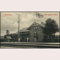 Vallberga station okänt år på 1910-talet, med stationshuset i det ursprungliga envånings utförandet, således före 1913 (om uppgiften om påbyggnadsår stämmer). Bild från Järnvägsmuseet. Foto: Sigfrid Hulthe. 