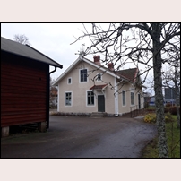 Lidhult station den 11 november 2023. Stationshuset "återinvigdes" denna dag efter renovering som ytterligare lyft det fina huset. Foto: Nils-Bertil Sörensson. 