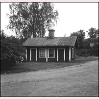 Jenny station Friday, 21 July 1978. Ett trevligt uthus finns kvar. Foto: Jöran Johansson. 