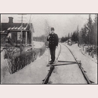 GDJ 25 Gopen 1918 med banvakten Johan Eriksson på sin stakdressin eller ”hjuling”.
 Foto: Edvin Bergkvist. 