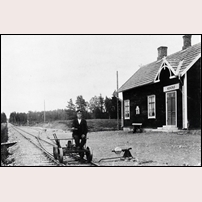 Nockerud kombinerade banvakts- och håll- och lastplatsstuga 1915. Bild från Sveriges Järnvägsmuseum. Foto: Okänd. 
