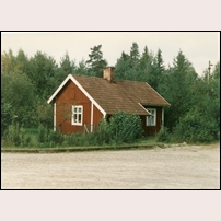 401 Ekstugan 1996. Så här trevlig såg stugan ut 1996, men därefter har den inte underhållits och i november 2008 revs stugan.  Foto: Jöran Johansson. 
