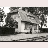 Norra Möckleby station. Bild från Sveriges Järnvägsmuseum. Foto: Okänd. 