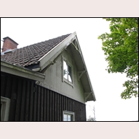 54a Brotorp den 12 september 2008. Men fortfarande finns detaljer kvar som minner om det genomarbetade och prydliga utseende huset en gång hade. Foto: Jöran Johansson. 