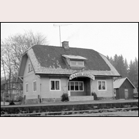 Kräbbleboda station den 14 januari 1973. Den trevliga namnskylten på stationshuset sitter kvar och minner om den tid då tågen var en självklar del av livet, det var de före sommaren 1969. Foto: Bengt Gustavsson. 