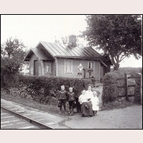 297 Strente omkring 1905. Banvakten Herman Högberg med hustru Anna Emilia Carlsdotter och barn. Foto: Okänd. 
