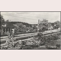 Björnlunda, stinsbostaden till vänster, stationshuset till höger. Bilden är tagen före 1952. Då togs nämligen ett nytt ställverk i bruk och det lilla ställverkshuset som här syns till vänster om stationsbyggnaden togs bort. Foto: Okänd. 