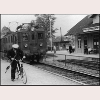 Björnlunda station 1959. Tågklareraren Erik Lundh på en polletterad cykel (Obs adresslappen på styret). Foto: Kjell Andersson. 