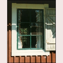 192 Vindelälven den 8 augusti 1996. Stugan har fått behålla det här trevliga gamla fönstret, som är sidohängt och saknar mittpost.  Foto: Jöran Johansson. 