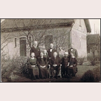 585 Heberg. Banvakten Adolf Börjesson med sin stora familj i mitten av 20-talet. Det är Sven Johansson som tillhandahållit bilden. Foto: Okänd. 