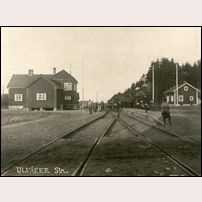 Ulvåker station omkring 1920. Byggnaden till höger är banvaktsstugan 218a Ulvåker. Fotoriktning norrut. Bild från Järnvägsmuseet.
 Foto: Okänd. 