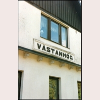Västanhög station den 3 juni 1996. Visst är det trevligt när namnskylten får sitta kvar som ett minne av byggnadens funktion en gång. Foto: Nils-Bertil Sörensson. 