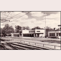 Falköping C station med det 1935 uppförda stationshuset, det enda som SJ uppfört i 1930-talets funkisstil. Foto: Okänd. 