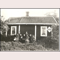940 Stigåsa med banvakten Karl Gustaf Almström (f. 1848) med familj. Bilden anges vara tagen 1902. Banvaktens sonson Alvar Almström har bidragit med bilden. Foto: Okänd. 