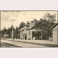 Ornäs station med stationshus i ursprungligt utförande och med mängder av reklamskyltar på väggarna. Notera också träsemaforen. Foto: Okänd. 