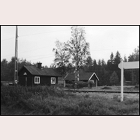 255 Fredriksäng. Till höger baksidan av den trevliga fristående namnskylten för Fredriksängs station. Bild från Sveriges Järnvägsmuseum. Foto: Okänd. 