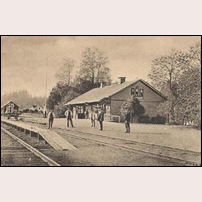 Strålsnäs station i sitt ursprungliga utförande. Bild från ett vykort postgånget 1906, förlag Tryckeriet, Pappers- & Wykortsaffären, Boxholm. Foto: Carl Palmbärg. 