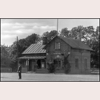 Osbyholm station på 1920-talet. Skylten med Postkontor - Postsparbank har fått en något udda placering. Foto: Okänd. 