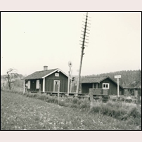 943 Kvistrum 1967. Kvistrums hållplats till höger med träplattform, påstigningsmärke och namnskylt läggs ned detta år. Foto: Per-Olov Brännlund. 