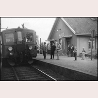 Raus station Saturday, 21 May 1966. Klockan är 16.56 och sista tåget någonsin skall lämna stationen.  Foto: Nils-Bertil Sörensson. 