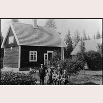 598 Granbo den 25 juli 1925 med banvakten Magnus Nilsson och hans familj. Stående banvaktsparet och sonen Einar (1907-1982). Sittande från vänster barnen Ingegärd (1920-2011), Birger (1911-1996), Ture (1914-1988) och Astrid (1909-1926).  Foto: Erik Olof Byström, Söre. 