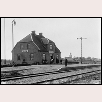 Rök station 1916. I bakgrunden syns Röks kyrka med den berömda runstenen utanför. Bild från Sveriges Järnvägsmuseum. Foto: Okänd. 