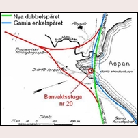 Karta över rasplatsen 1913 då banvaktsstugan försvann ut i sjön Aspen. De närmaste veckorna omleddes fjärrtåg och godståg över Borås resp. Uddevalla, medan lokaltrafiken mellan Herrljunga och Göteborg upprätthölls på så sätt att tågen framfördes till vardera sidan av raset och passagerarna fick gå mellan tågen. Mycket snabbt byggdes ett provisoriskt spår i Y-form förbi platsen (den röda linjen). Det gjorde det möjligt att redan fyra veckor efter raset ta upp trafiken förbi platsen. Tågen fick visserligen byta färdriktning men passagerarna kunde sitta kvar i sina vagnar. Efter ett halvår var den nya dubbelspårslinjen klar att tas i bruk. Därmed kunde också det gamla linjeavsnittet runt Bråtnäs udde öster om rasplatsen slopas. Linjen hade där måst läggas med 900 fots radie trots att banan i övrigt byggts med en minsta radie av 1000 fot.  Foto: Jöran Johansson. 