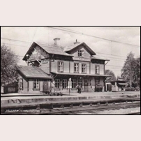Hällnäs station. Bilden är gissningsvis från 1960-talet (se kiosken). Foto: Okänd. 