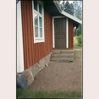 157 Hatten den 5 juli 1993. Entrédörren är knappast original, då den mera liknar en innerdörr. Det stör dock inte så mycket då den är målad i en diskret kulör. Foto: Jöran Johansson. 