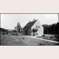 Ålberga omkring 1916, dvs när banan var alldeles nybyggd. Det här är inte stationshuset utan ett personalbostadshus. Bild från Sveriges Järnvägsmuseum. Foto: Okänd. 