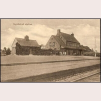 Vagnhärad station på ett vykort postgånget 1925. Vagnhärads stationshus byggdes ett nummer större än övriga linjestationer, förutom Nyköpings som givetvis var ännu större. I huset inrymdes en kunglig väntsal, som avsågs användas av den kungliga familjen vid resor till Tullgarn. Foto: Okänd. 