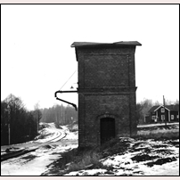 Järnboås station den 2 februari 1974. Utfarten mot söder med det gamla vattentornet.  Foto: Jöran Johansson. 